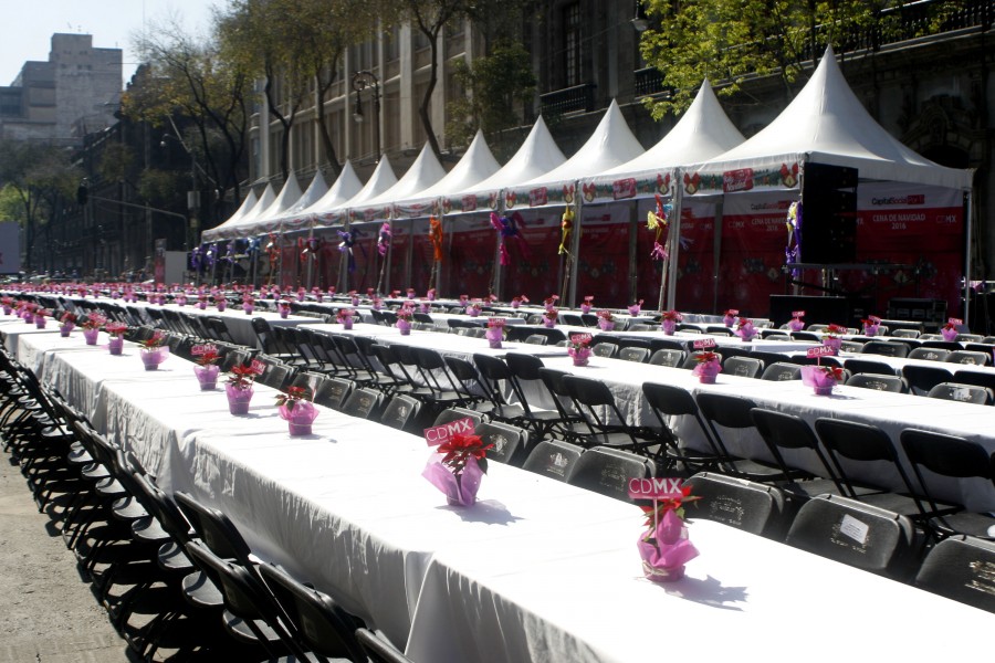 Lista la cena navideña en el zócalo capitalino
