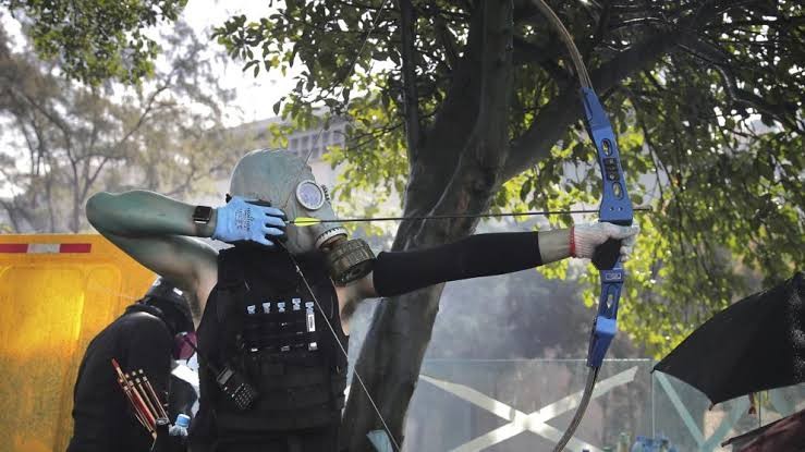 Atacan manifestantes con flechas a policías en Hong Kong