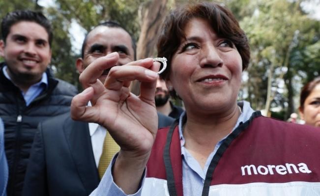 Delfina Gómez recibe anillo de compromiso