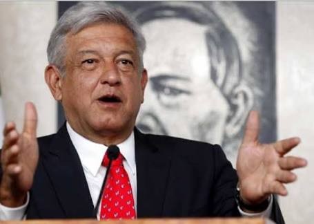 AMLO critica premio a Calderón