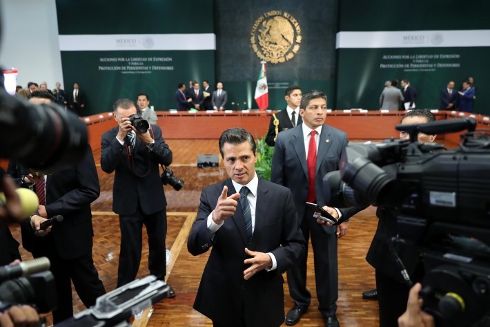 Estado Mayor Presidencial toma fotos a periodistas que protestaron ante Peña Nieto