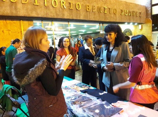 Llevan a cabo venta de artículos manufacturados por personas con discapacidad