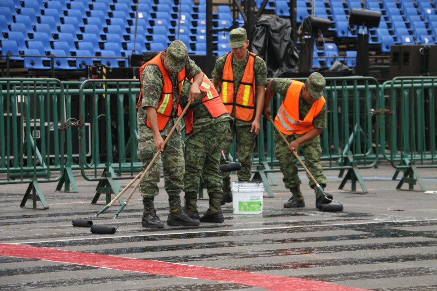 Continúan preparativos en Zócalo para desfile militar 2016