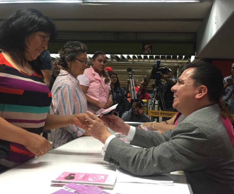 Reparten 100 mil silbatos antiacoso en Metro
