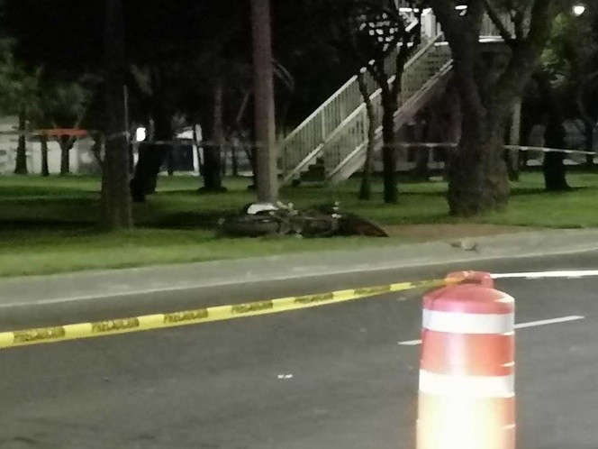 Mueren dos hombres tras derrapar en moto sobre Periférico