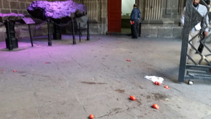 Lanzan jitomatazos a César Camacho en Asamblea Constituyente