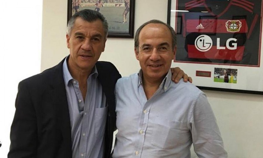 Operan de la rodilla a Felipe CalderÃ³n