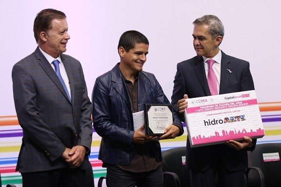 Premia Mancera a artistas del concurso HidroArte