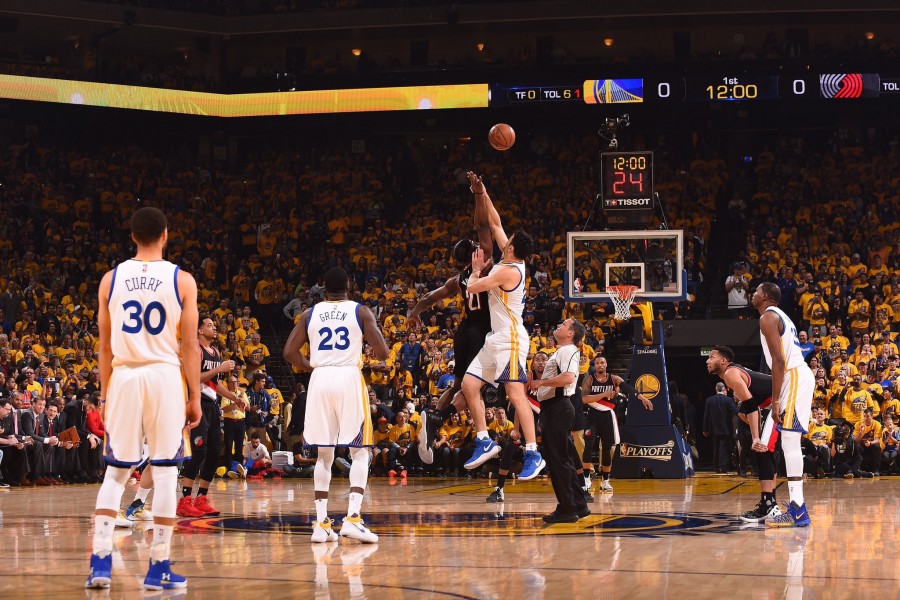 Los Warriors pegan primero ante los Blazers