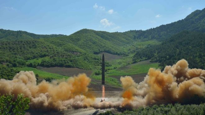Corea del Norte lanza misil intercontinental; EU responde con proyectiles marinos