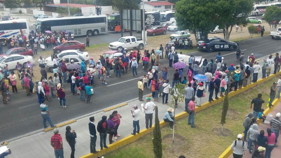 Manifestación de padres de familia en Ixmiquilpan es obligada por el alcalde