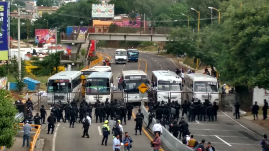 CNTE bloquea accesos a Guelaguetza en Oaxaca