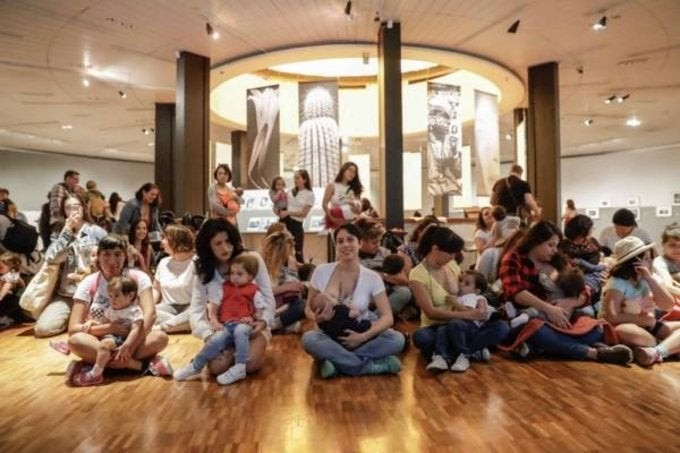 Protestan mujeres amamantando en Museo de Arte Moderno