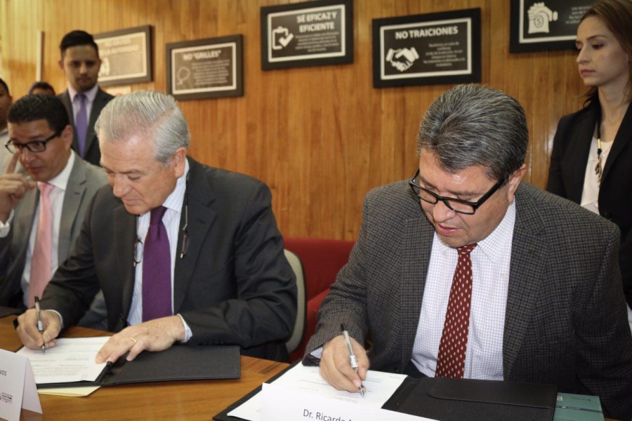 Monreal firma acuerdo con OXXO para preservar espacios públicos