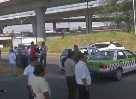 Transportistas bloquean Periférico Norte