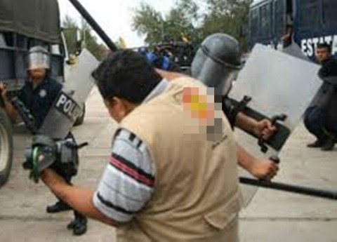 Detienen a policía federal por agredir a periodista en Michoacán