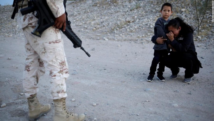 Madre e hijo guatemaltecos ruegan a un agente de la Guardia Nacional que les ceda el paso a Estados Unidos