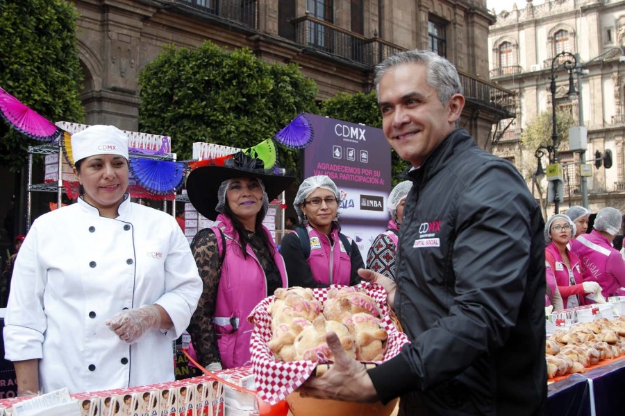 Reparte CDMX 55 mil piezas de pan de muerto en el zócalo