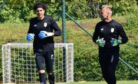 Memo Ochoa no se va al Napolí… por ahora