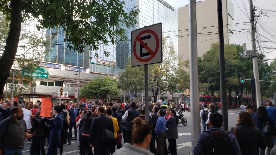 Bloquean empleados de la CNBV Insurgentes a la altura de Altavista