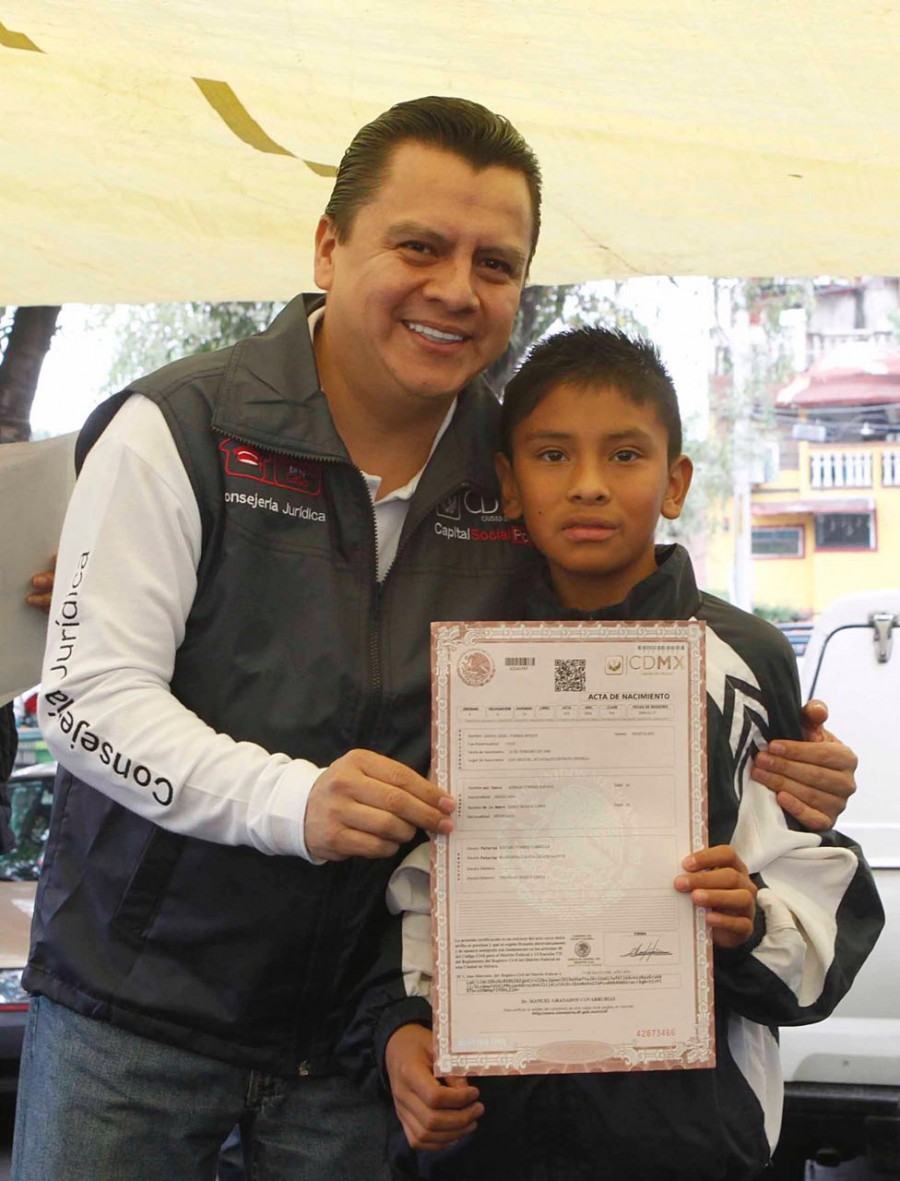 Regalan actas de nacimiento a estudiantes en la CdMx