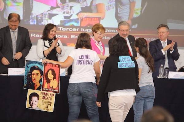 Periodistas premiados alzan la voz; protestan contra el asesinato de compañeros y feminicidios, durante el concurso de la SCJN