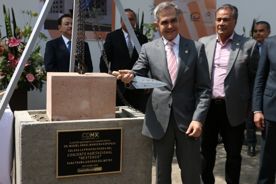 Colocan primera piedra de vivienda para trabajadores del STC