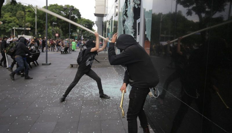 Conservadores quienes vandalizaron durante marcha de Ayotzinapa