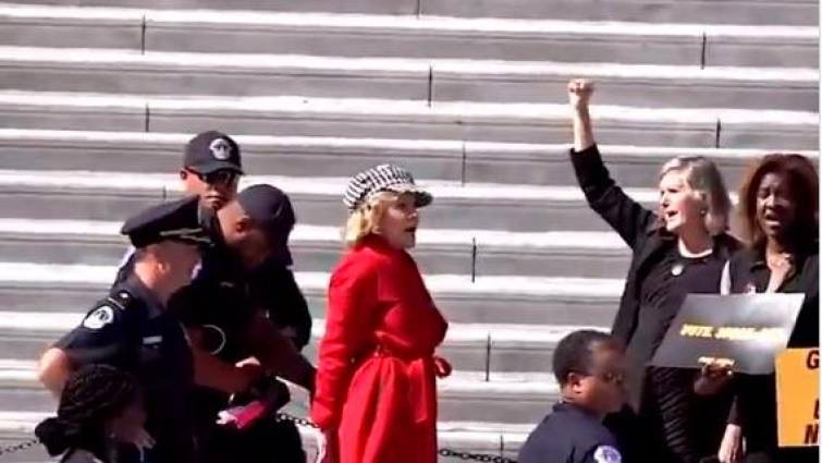 Arrestan a Jane Fonda por protesta contra cambio climático