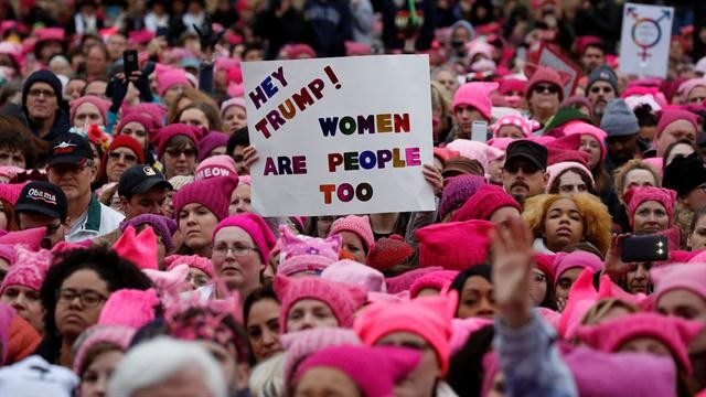 Mujeres repudian a Trump como presidente