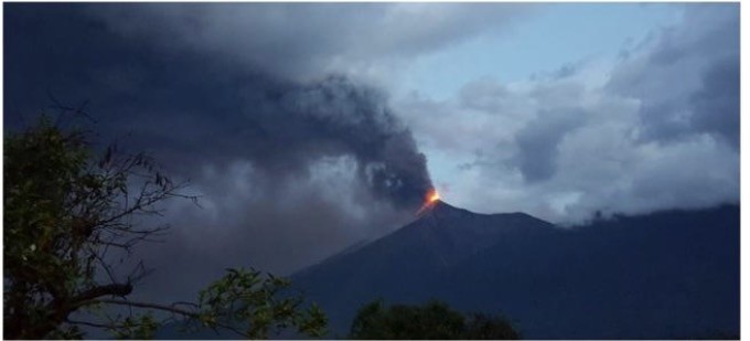 Erupción volcánica en Guatemala evacúa a 300 personas