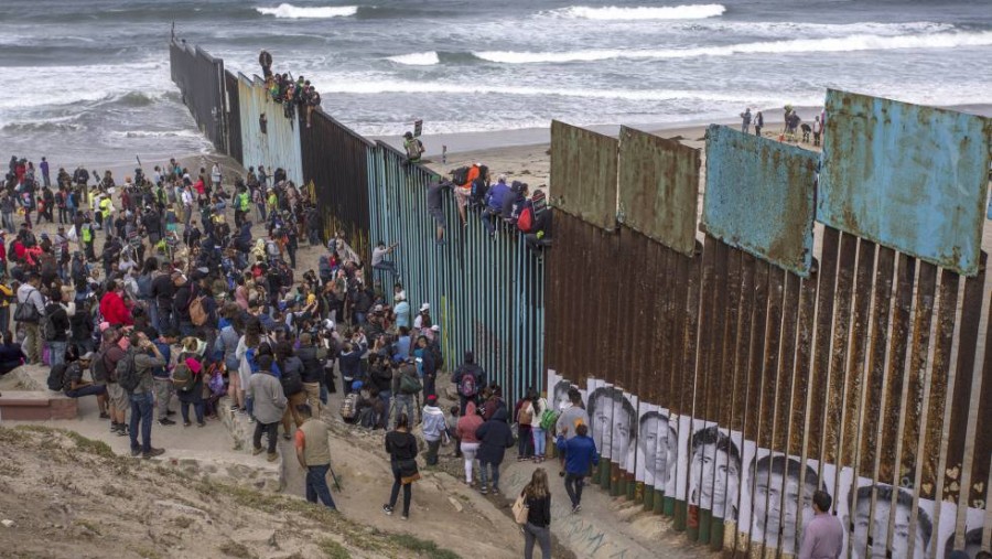 Caravana de migrantes analiza opciones tras decisión judicial
