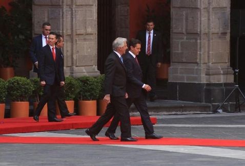EPN recibe a Tabaré Vázquez Rosas con honores en el Palacio Nacional