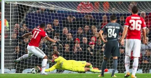 Roma vence 3-0 al Chelsea en Champions League