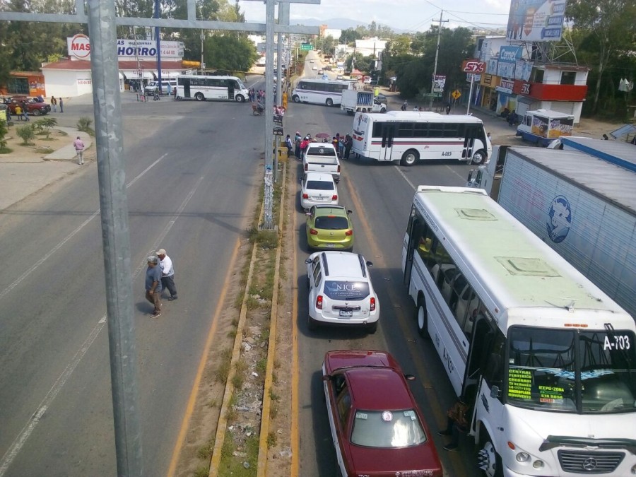 Bloquean carretera normalistas en Oaxaca