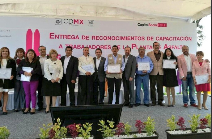 Entregan reconocimientos a trabajadores de la Planta de Asfalto de la CDMX