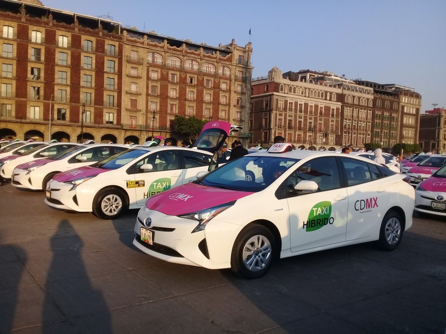Entregan 100 taxis híbridos en CdMx