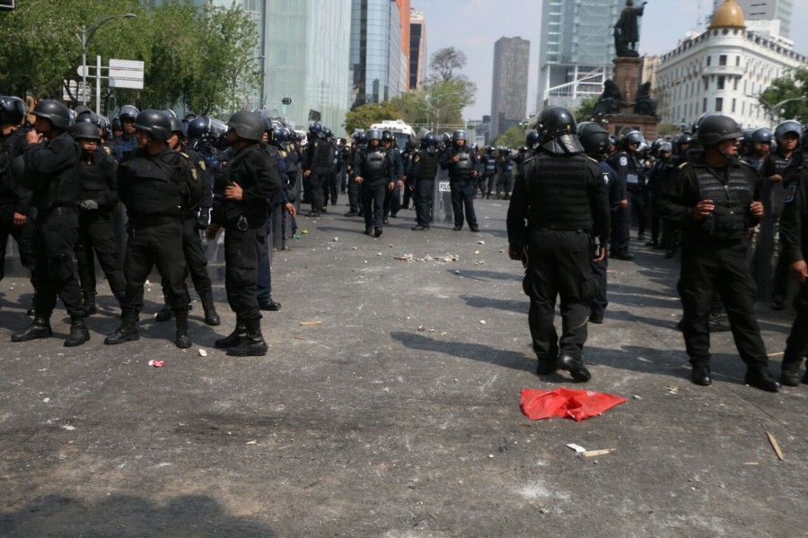 Frente Campesino y SSP se enfrentan Paseo de la Reforma, hay 17 policías heridos