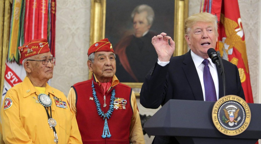 Donald Trump se burla de Pocahontas, en ceremonia a veteranos nativo-americanos