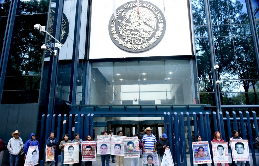 Protestan afuera de la PGR padres de los 43 normalistas de Ayotzinapa