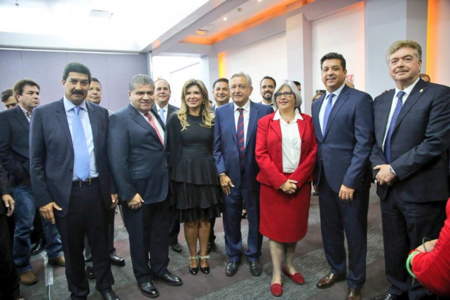 Analizan López Obrador y gobernadores baja de impuestos en la frontera