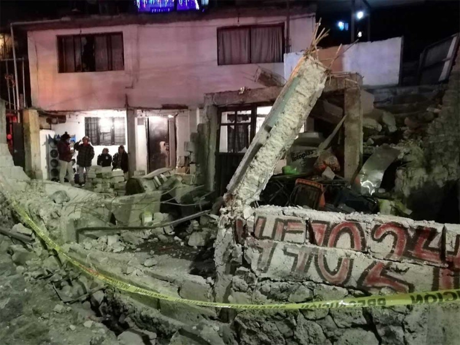 Choca camión sin frenos con vivienda en carretera México-Cuernavaca