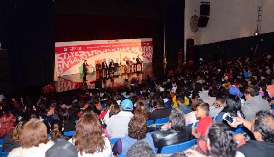 Entrega Álvaro Obregón certificados a personas de la tercera edad