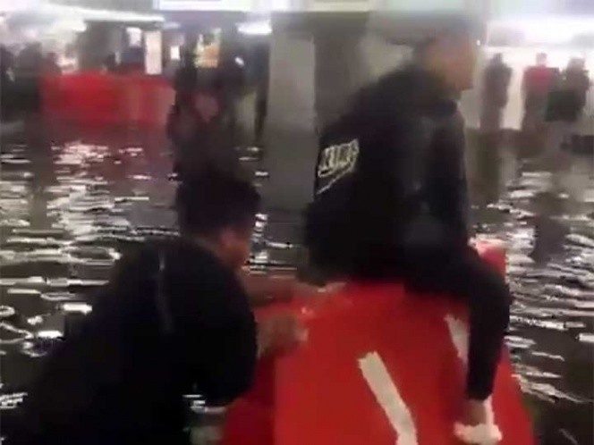 Niño hace negocio en inundación del Metro de la Capital CDMX