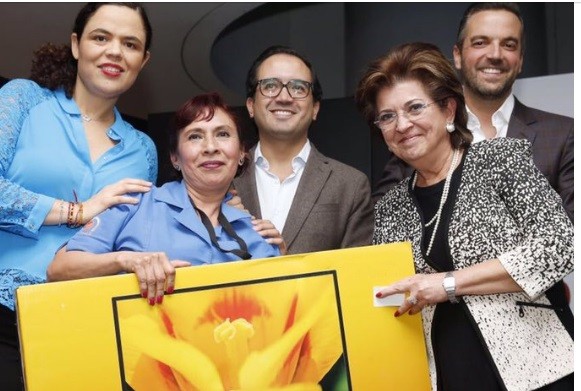 Senadores bailan con trabajadores del Senado
