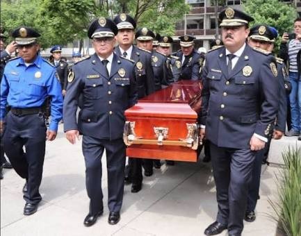 Almeida no olvida en su Día a los 21 policías muertos en cumplimiento de su deber