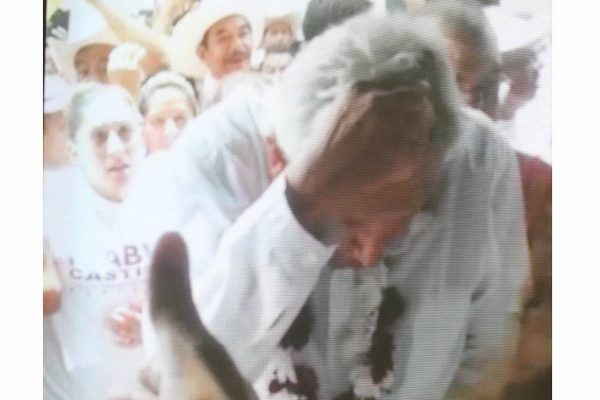 AMLO recibe huevazos en Veracruz