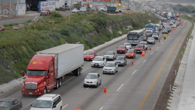 Reducen carriles en la autopista México-Querétaro
