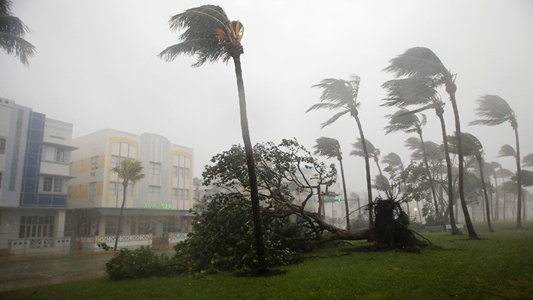 Huracán Irma llegó a tierras estadounidenses con gran fuerza