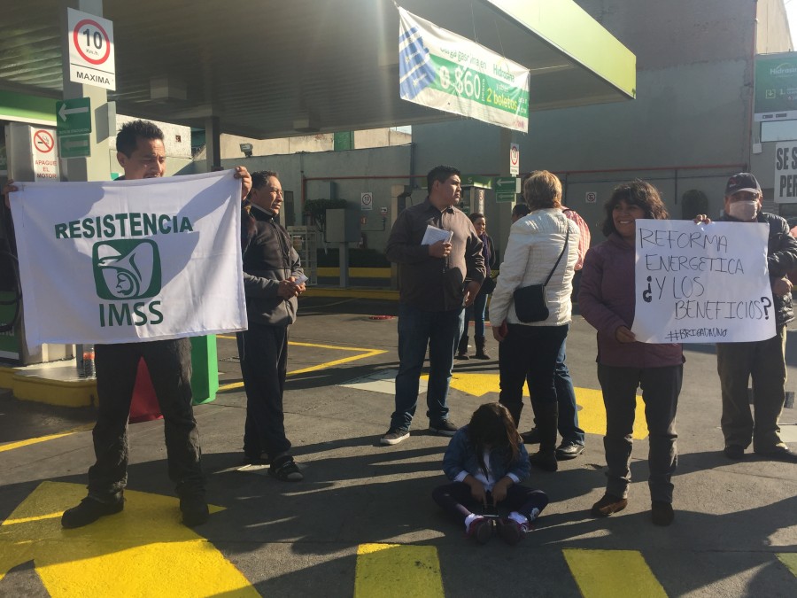 Manifestantes clausuran simbólicamente gasolineras de Tlalpan
